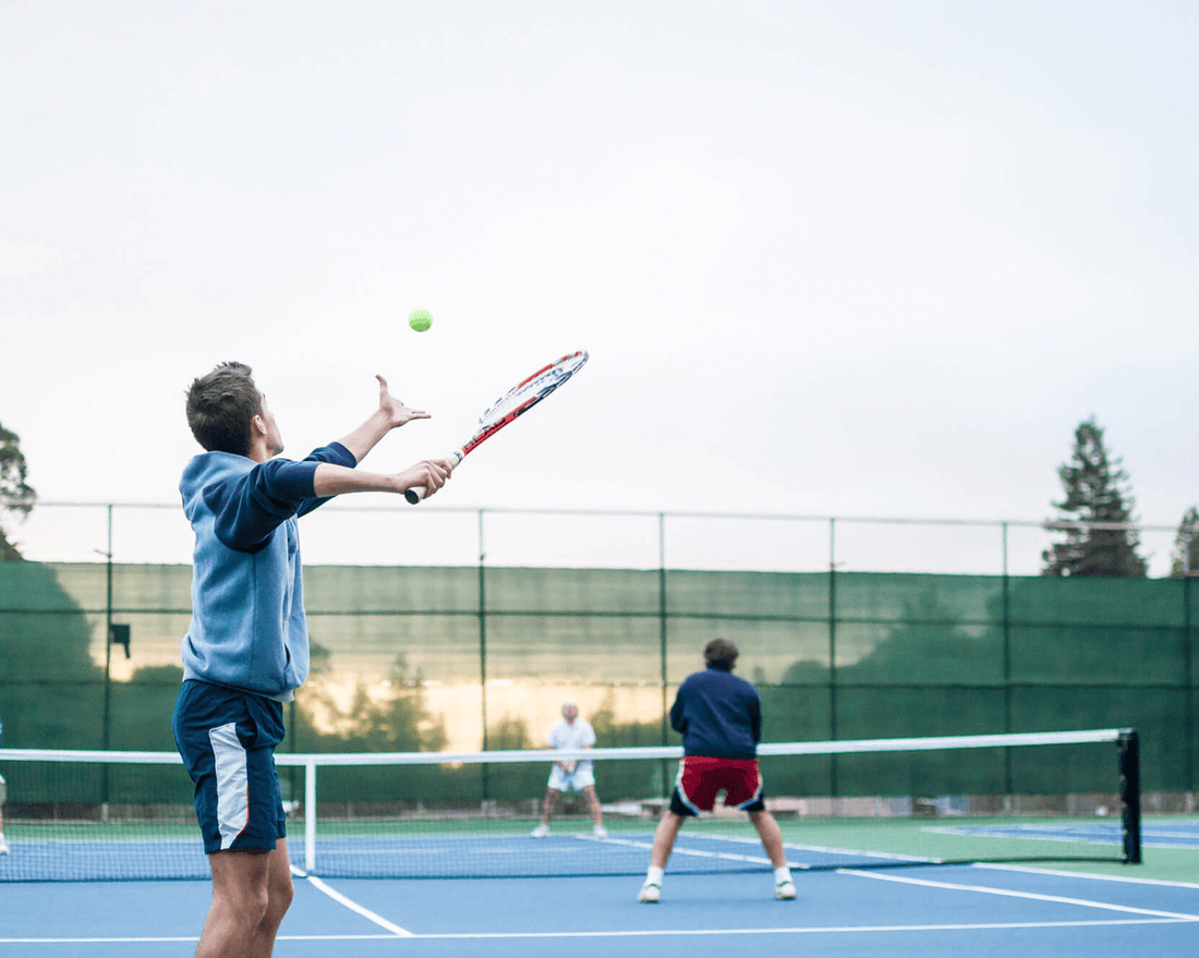 Spiel, Satz und Sieg – die FLSK Trinkflasche auf dem Tennisplatz