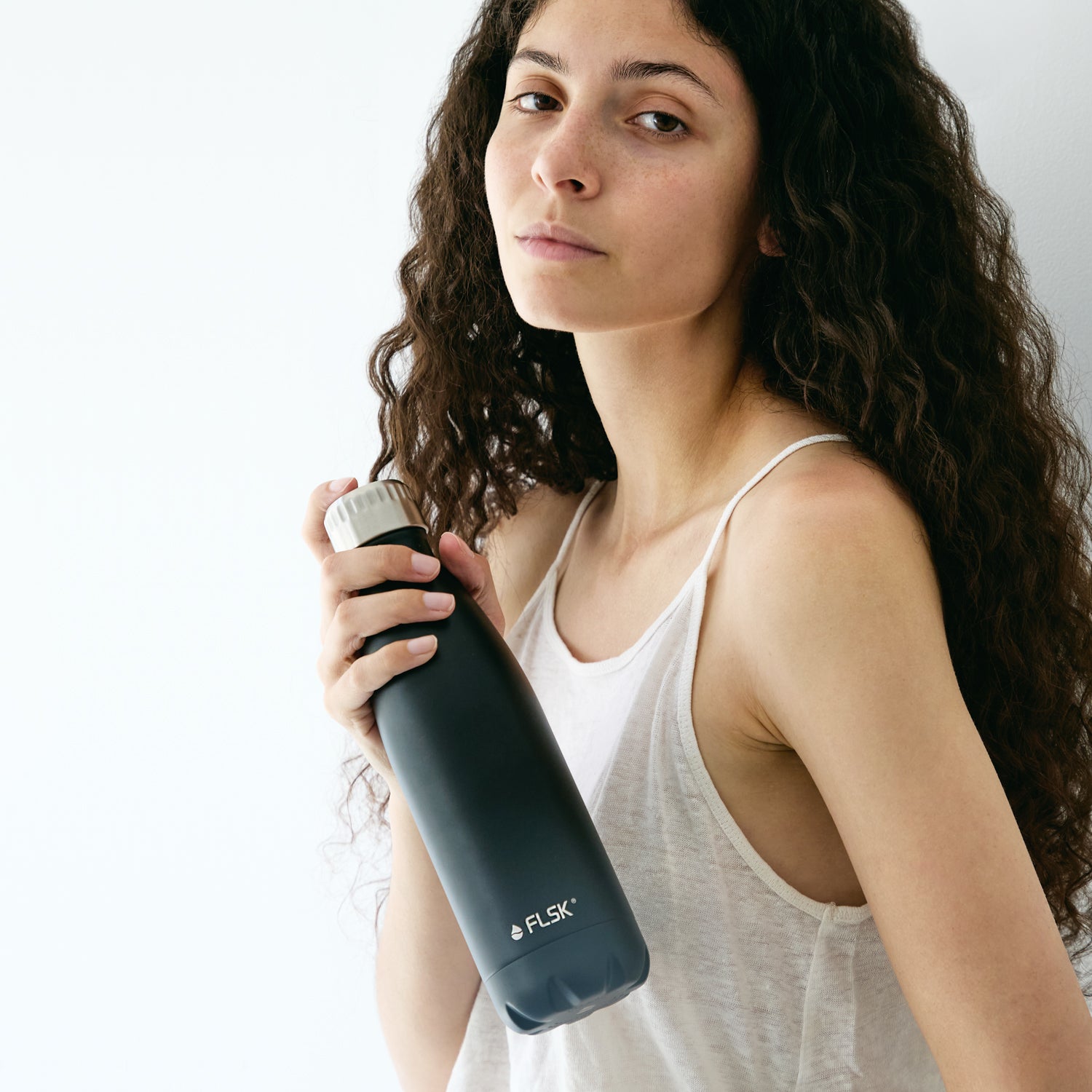 Frau mit FLSK Trinkflasche aus Edelstahl mit 500 ml Fassungsvermögen