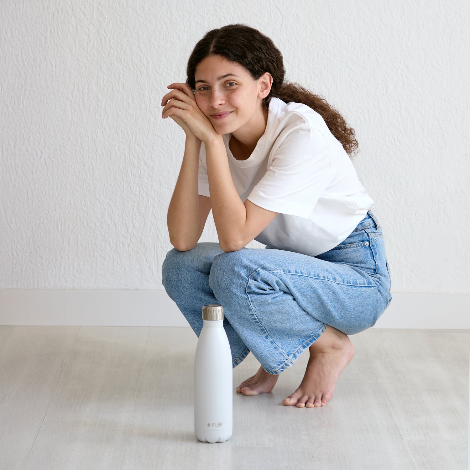 Frau mit FLSK Trinkflasche white aus Edelstahl